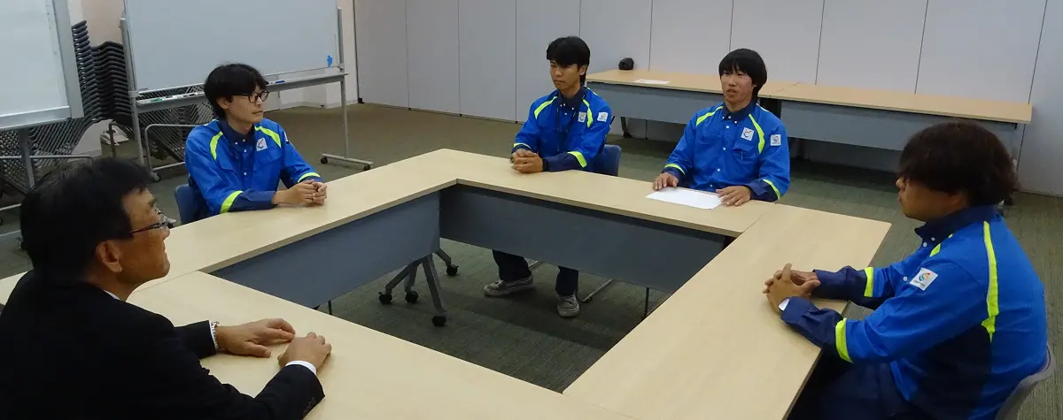 社員と藤岡社長の座談会の様子